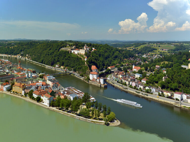 Luftaufnahme der Ortspitze der Dreiflüssestadt Passau in Bayern