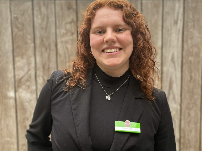 Rezeptionsmitarbeiterin des Businesshotels ASAM in Straubing, Niederbayern.