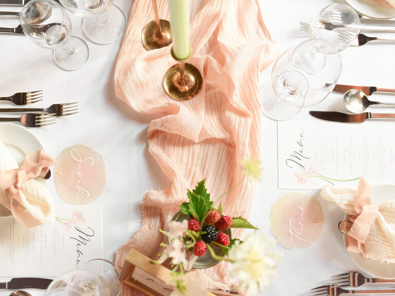 Tischdeko mit Kerzen & Blumen für eine Hochzeit im historischen Saal Quirin im ASAM Straubing.