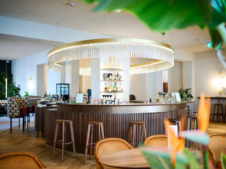Eine moderne Bar in einer eleganten Umgebung im Hotel ASAM