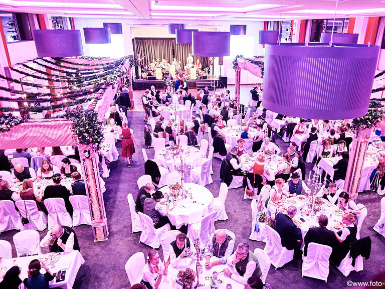 Große Weihnachtsfeier im festlich geschmücken Ballsaal des Hotels & Eventlocation ASAM in Straubing, Niederbayern.