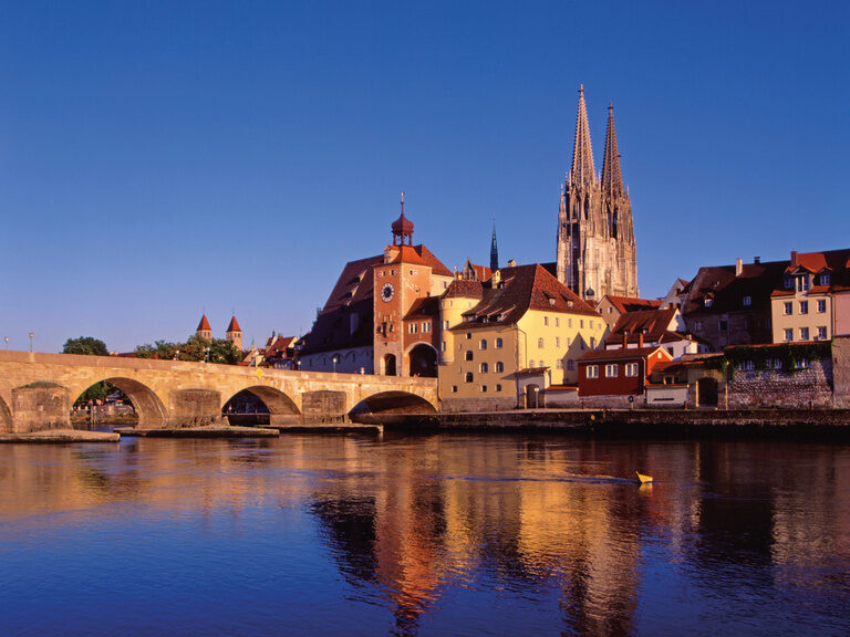 Blick auf Regensburg mit steinernen Brücke im Vordergrund