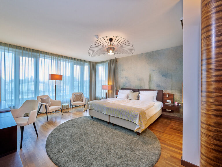 Elegantes Superior De Luxe Zimmer im 4-Sterne-S Hotel ASAM in Straubing, Niederbayern.