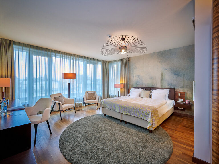 Modernes Superior-Zimmer mit Parkettboden, dunklem Holz und Blautönen im 4-Sterne-S Hotel Asam Straubing, komfortabel ausgestattet. Modernes Superior-Zimmer mit Parkettboden, dunklem Holz und Blautönen im 4-Sterne-S Hotel Asam Straubing, komfortabel ausgestattet.