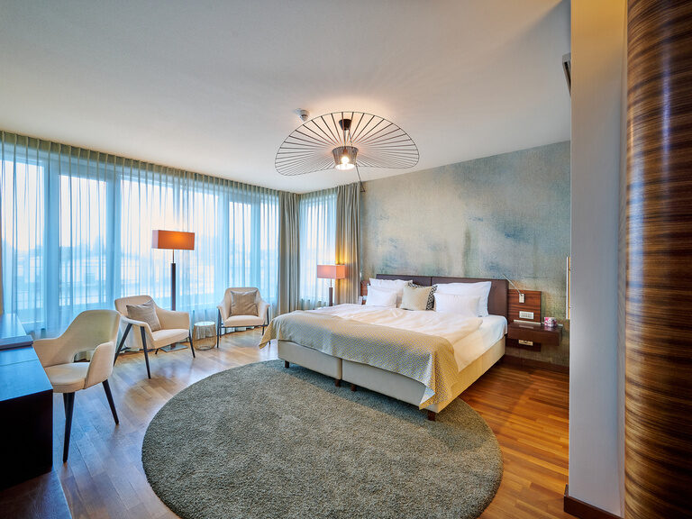 Superior-Zimmer im Hotel Asam Straubing, modern eingerichtet mit Parkett, dunklen Holzakzenten, Blautönen und hohem Komfort. Superior-Zimmer im Hotel Asam Straubing, modern eingerichtet mit Parkett, dunklen Holzakzenten, Blautönen und hohem Komfort.