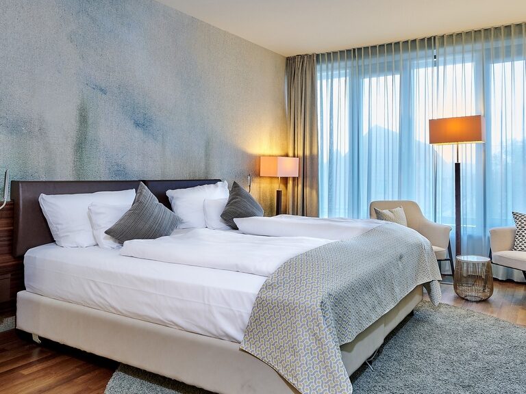 Modernes Superior-Zimmer im 4-Sterne-S Hotel Asam Straubing mit Parkettboden, dunklem Holz, Blautönen und komfortabler Ausstattung. Modernes Superior-Zimmer im 4-Sterne-S Hotel Asam Straubing mit Parkettboden, dunklem Holz, Blautönen und komfortabler Ausstattung.