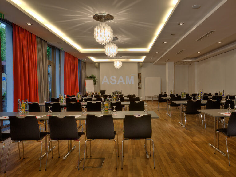 Tagungsraum Cosmas mit parlamentarischer Bestuhlung, Tageslicht und direktem Gartenzugang im Hotel ASAM, Straubing. Tagungsraum Cosmas mit parlamentarischer Bestuhlung, Tageslicht und direktem Gartenzugang im Hotel ASAM, Straubing.