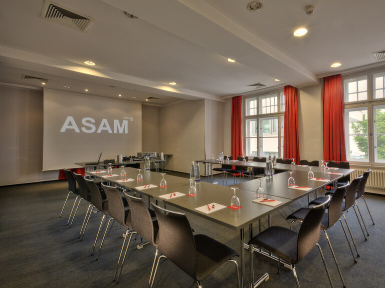 Seminarraum Georg in U-Bestuhlung mit Tageslicht und Platz für bis zu 26 Personen im Tagungshotel ASAM.