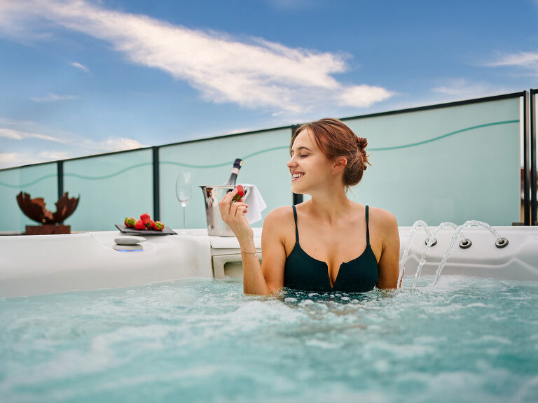 Genussvolle Auszeit im Whirlpool auf der Dachterrasse im Wellnessbereich des Hotel Asam Straubing mit Sekt und Erdbeeren. Genussvolle Auszeit im Whirlpool auf der Dachterrasse im Wellnessbereich des Hotel Asam Straubing mit Sekt und Erdbeeren.